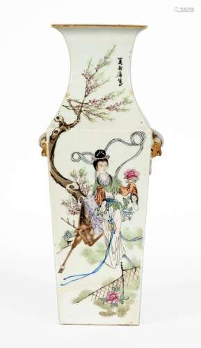 Chine, XIX-XXe siècle
Vase quadrangulaire en porcelaine