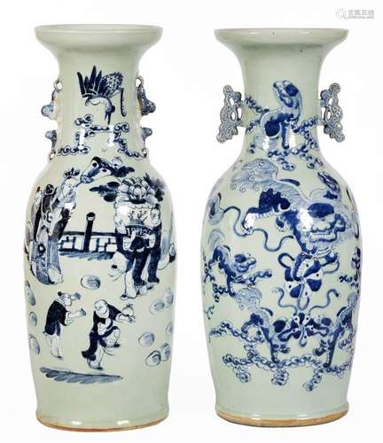 Chine, XIXe siècle
Deux vases en porcelaine céladon à d