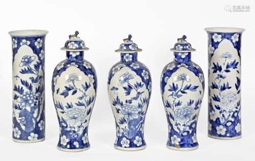 Chine, XIXe siècle
Garniture cinq pièces comprenant tro