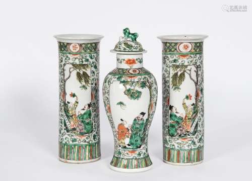 Chine, XIXe siècle
Garniture trois pièces comprenant un