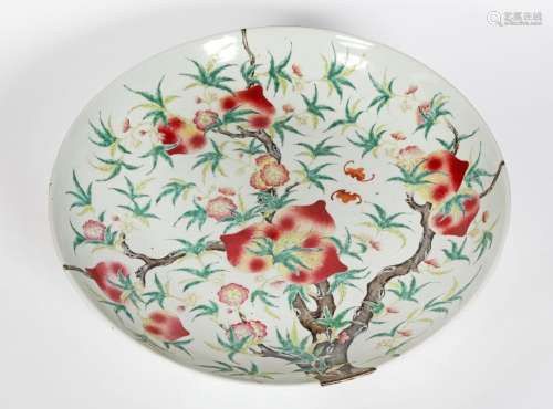 Chine, XIXe siècle
Grand plat en porcelaine à décor en
