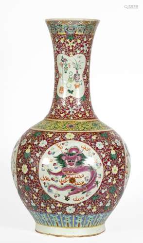 Chine, XIXe siècle
Grand vase en porcelaine à décor en