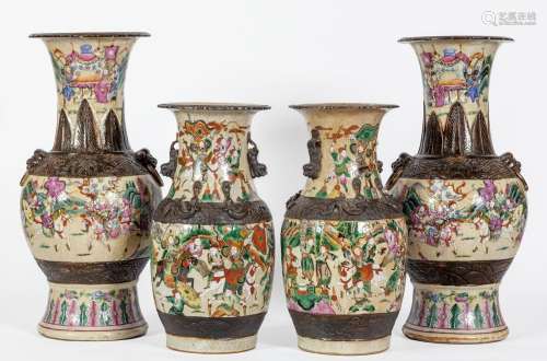 Chine, XIXe siècle
Lot comprenant deux paires de vases