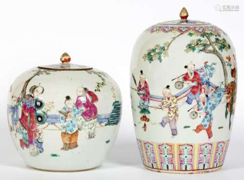 Chine, XIXe siècle
Lot comprenant deux pots couverts en
