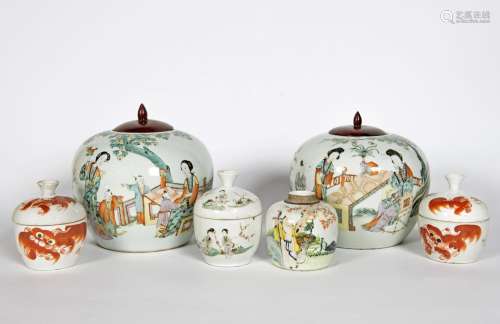 Chine, XIXe siècle
Lot comprenant deux pots couverts, d