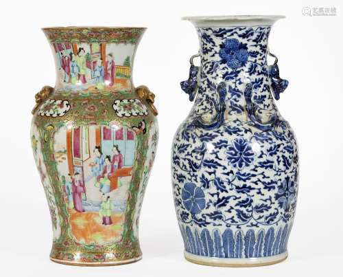 Chine, XIXe siècle
Lot comprenant deux vases en porcela