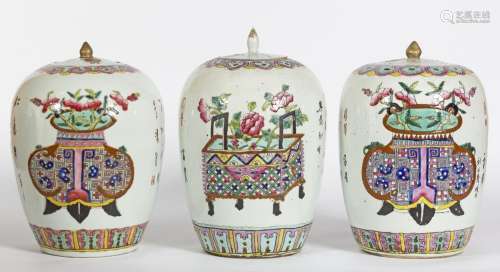 Chine, XIXe siècle
Lot comprenant trois pots couverts e