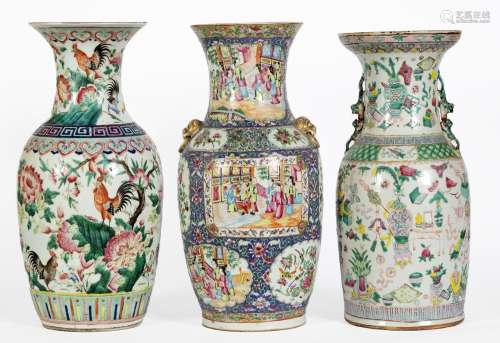 Chine, XIXe siècle
Lot comprenant trois vases en porcel