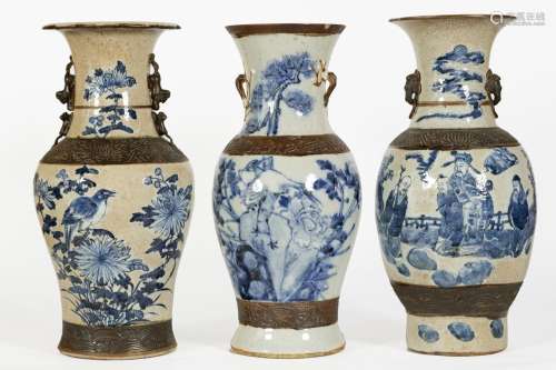 Chine, XIXe siècle
Lot comprenant trois vases en porcel