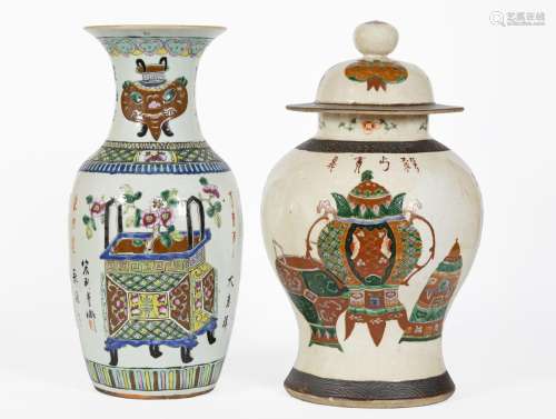 Chine, XIXe siècle
Lot comprenant un vase en porcelaine