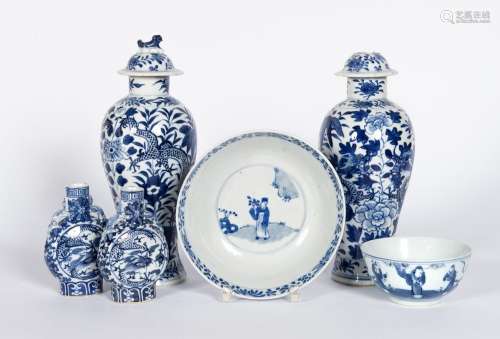 Chine, XIXe siècle
Lot comprenant une paire de vases co