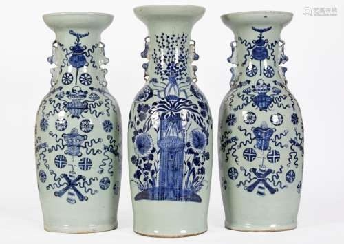 Chine, XIXe siècle
Lot comprenant une paire de vases et