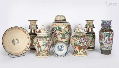 Chine, XIXe siècle
Lot comprenant une paire de vases, u
