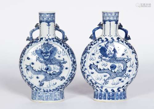 Chine, XIXe siècle
Paire de gourdes en porcelaine à déc