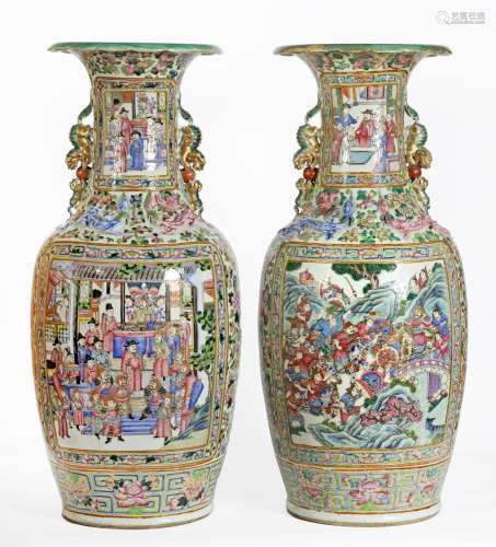 Chine, XIXe siècle
Paire de grands vases en porcelaine