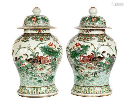 Chine, XIXe siècle
Paire de potiches couvertes en porce