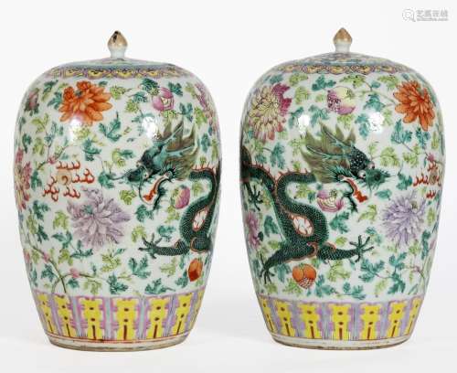 Chine, XIXe siècle
Paire de pots couverts en porcelaine