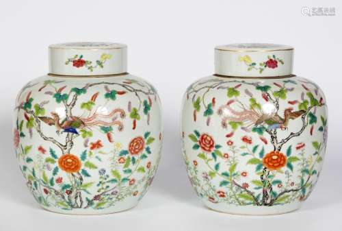 Chine, XIXe siècle
Paire de pots couverts en porcelaine