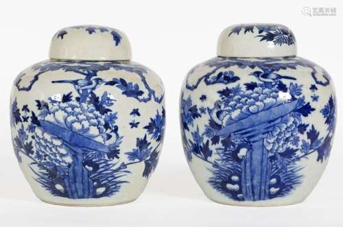 Chine, XIXe siècle
Paire de pots couverts en porcelaine