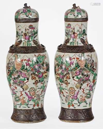 Chine, XIXe siècle
Paire de vases couverts en porcelain