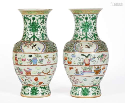 Chine, XIXe siècle
Paire de vases en porcelaine à décor