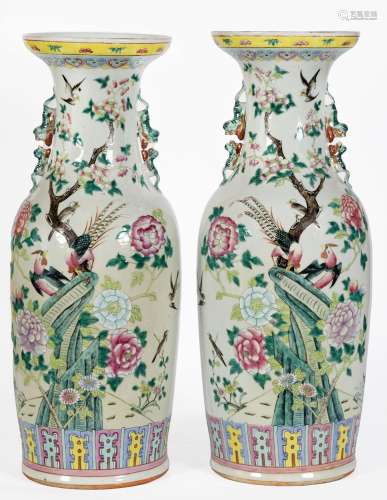 Chine, XIXe siècle
Paire de vases en porcelaine à décor