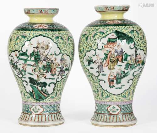 Chine, XIXe siècle
Paire de vases en porcelaine à décor