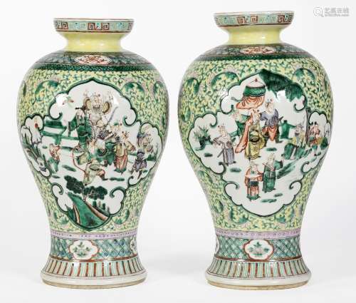 Chine, XIXe siècle
Paire de vases en porcelaine à décor