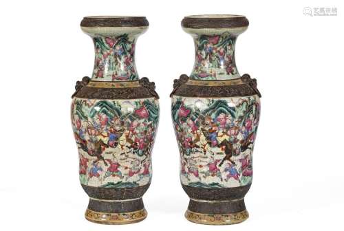 Chine, XIXe siècle
Paire de vases en porcelaine craquel