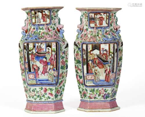 Chine, XIXe siècle
Paire de vases hexagonaux en porcela
