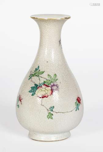 Chine, XIXe siècle
Petit vase en porcelaine à décor flo