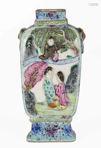 Chine, XIXe siècle
Petit vase en porcelaine moulé à déc