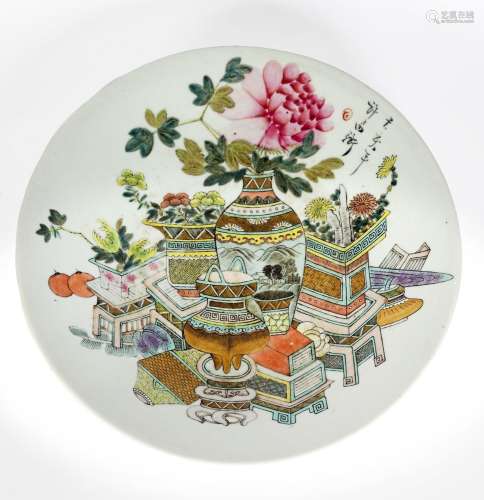 Chine, XIXe siècle
Plat en porcelaine à décor en émaux