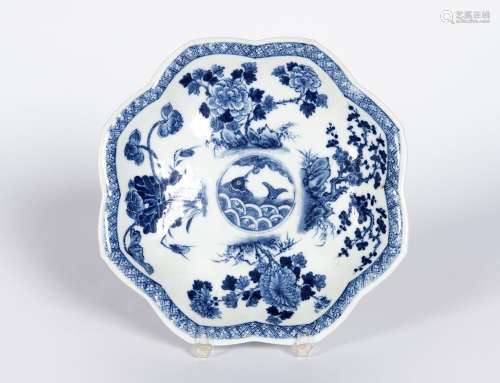 Chine, XIXe siècle
Plat sur pied polylobé en porcelaine