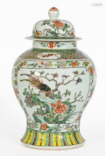 Chine, XIXe siècle
Potiche couverte en porcelaine à déc