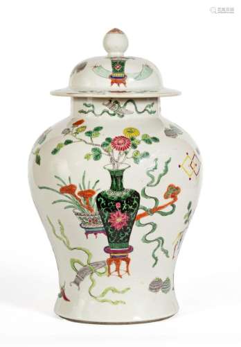 Chine, XIXe siècle
Potiche couverte en porcelaine à déc