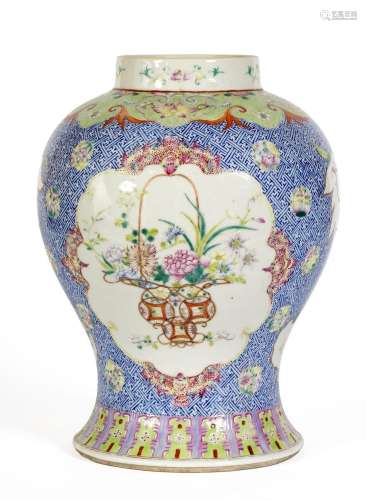 Chine, XIXe siècle
Potiche en porcelaine à décor en éma