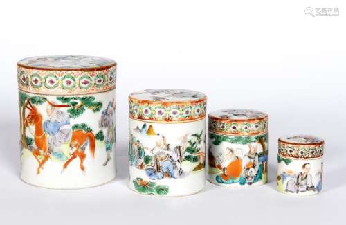 Chine, XIXe siècle
Série de quatre boîtes en porcelaine