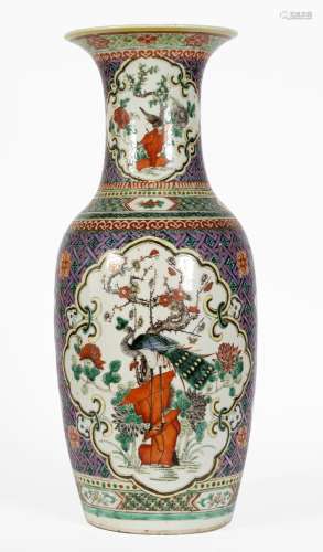 Chine, XIXe siècle
Vase en porcelaine à décor en émaux