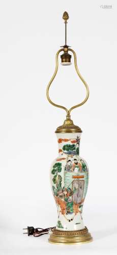 Chine, XIXe siècle
Vase en porcelaine à décor en émaux