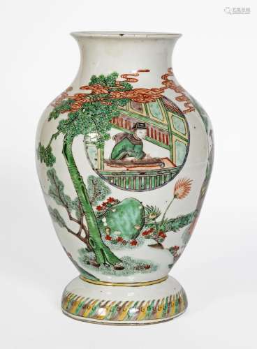 Chine, XIXe siècle
Vase en porcelaine à décor en émaux