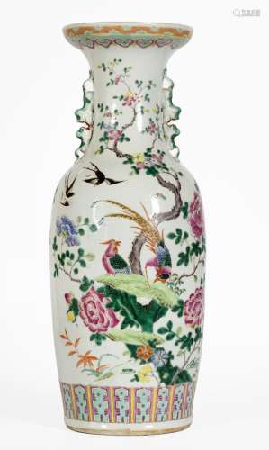 Chine, XIXe siècle
Vase en porcelaine à décor en émaux