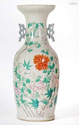 Chine, XIXe siècle
Vase en porcelaine à décor floral en