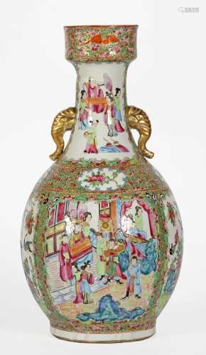 Chine, XIXe siècle
Vase en porcelaine de Canton à décor