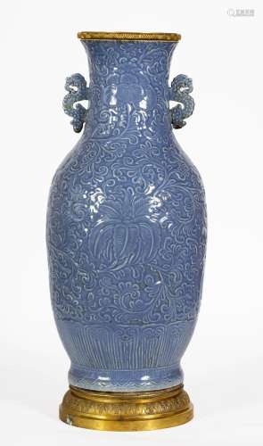 Chine, XIXe siècle
Vase en porcelaine monochrome bleu à