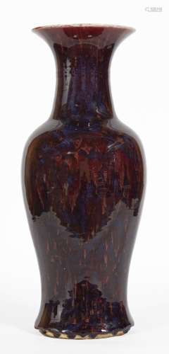 Chine, XIXe siècle
Vase en porcelaine monochrome flambé