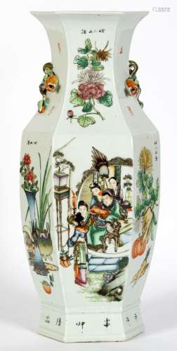 Chine, XIXe siècle
Vase hexagonal en porcelaine à doubl