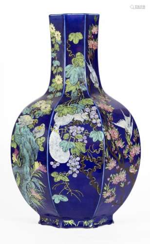 Chine, XIXe siècle
Vase octogonal en porcelaine à décor