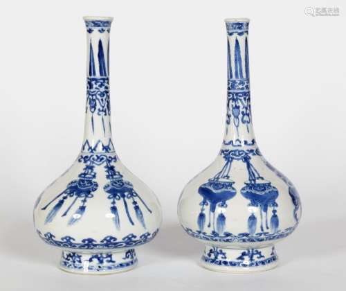 Chine, Epoque Kangxi (1662-1722)
Paire de vases à long