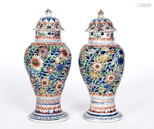Chine, Epoque Kangxi (1662-1722)
Paire de vases couvert